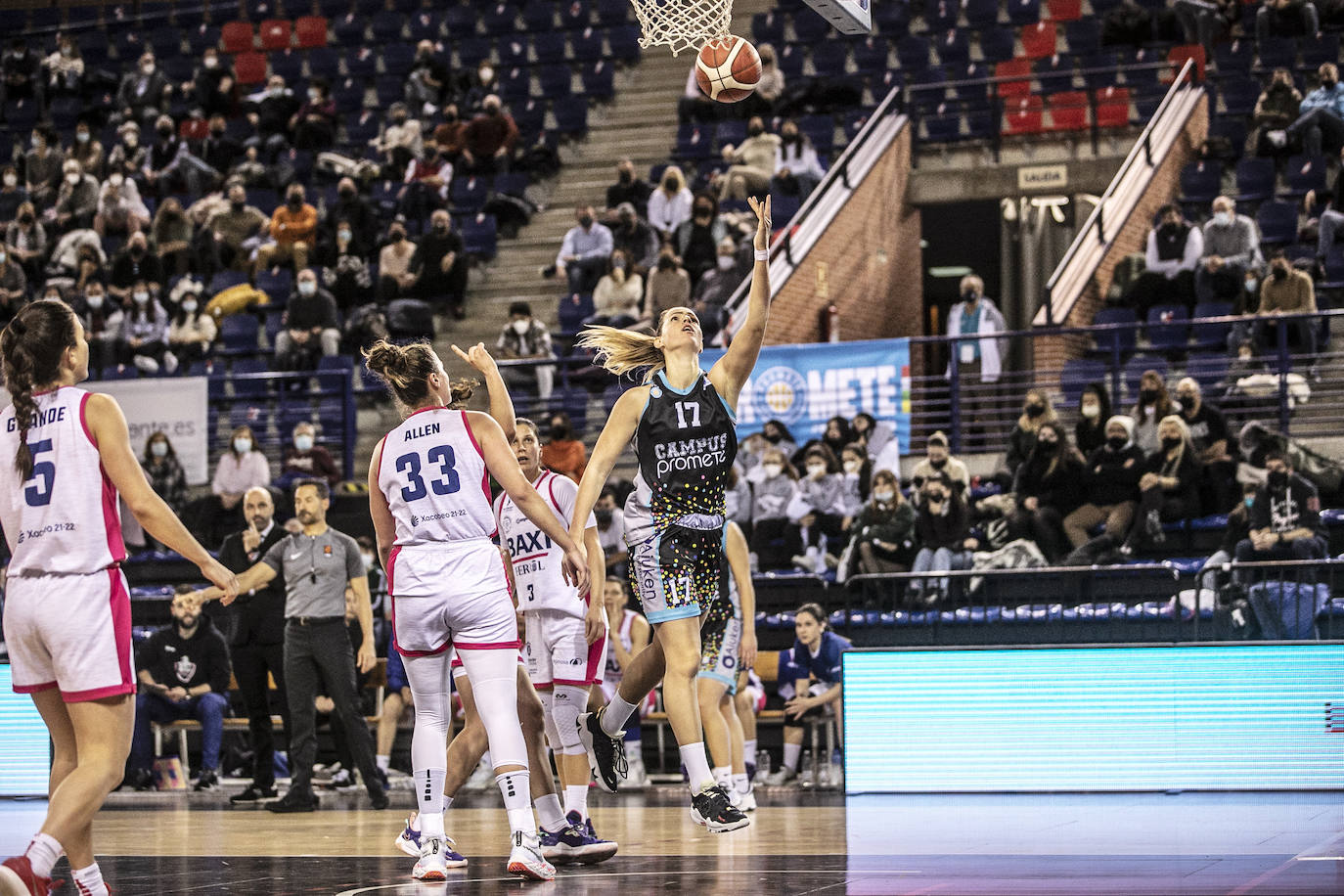 Fotos: El Promete vence al Baxi Ferrol en la prórroga