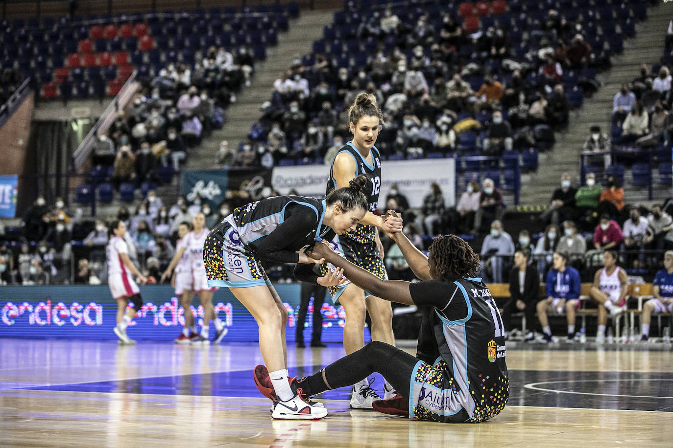 Fotos: El Promete vence al Baxi Ferrol en la prórroga