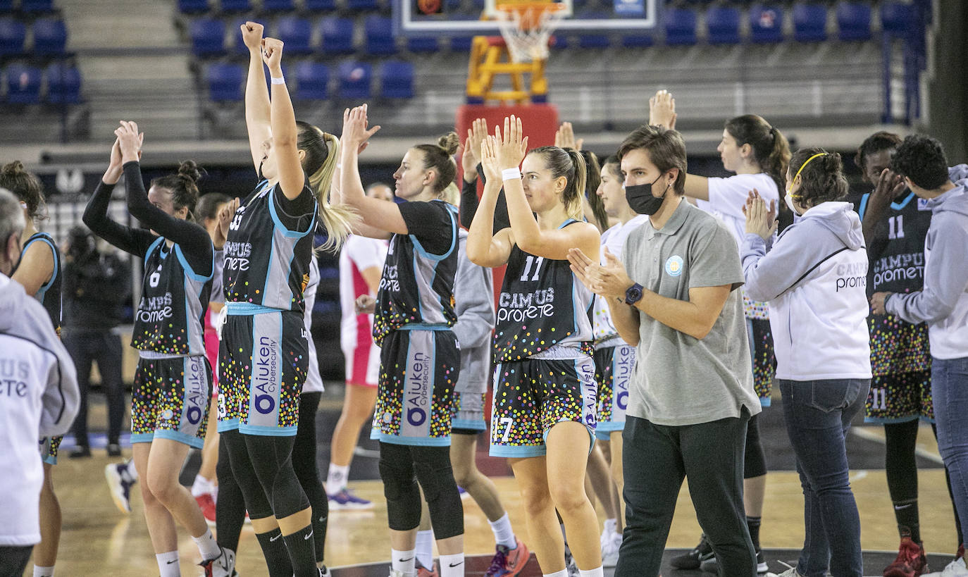 Fotos: El Promete vence al Baxi Ferrol en la prórroga