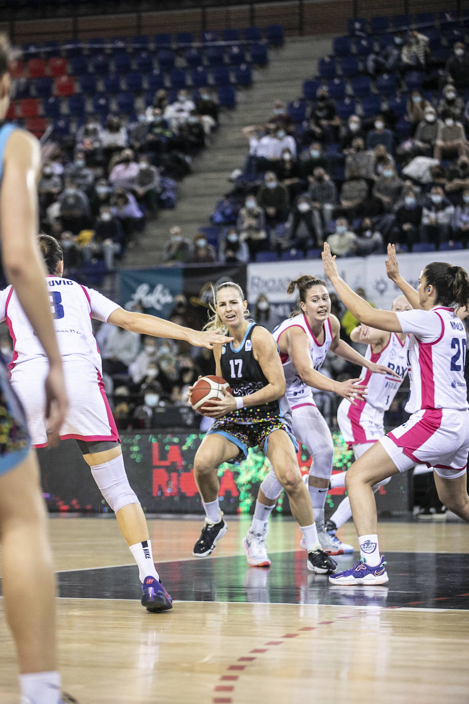 Fotos: El Promete vence al Baxi Ferrol en la prórroga