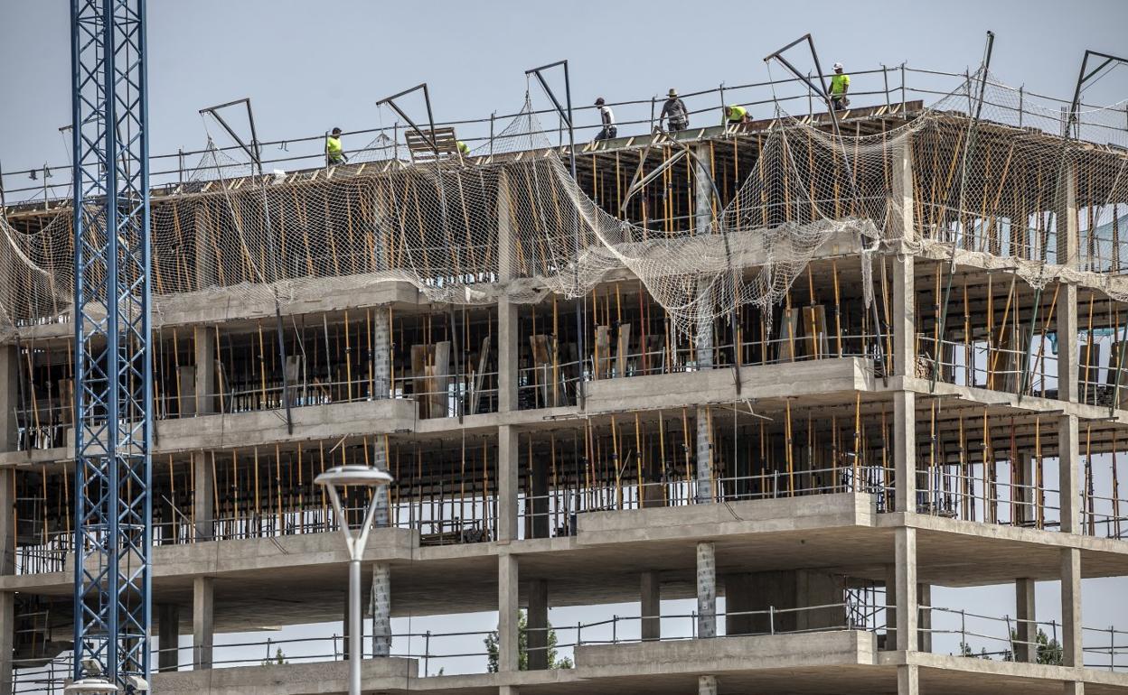 Obreros trabajando en una nueva edificación, en una imagen de archivo. 