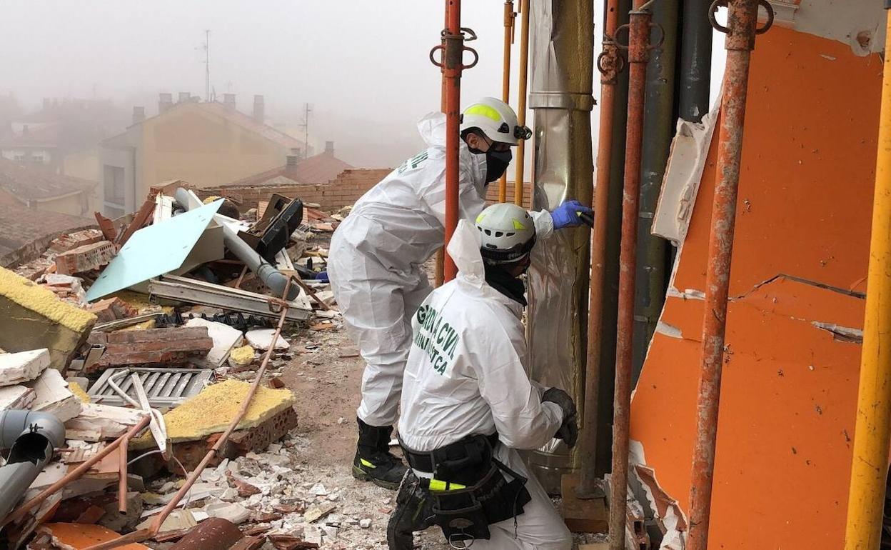 Agentes de la Guardia Civil durante la investigación en la zona de la explosión en Lardero. 