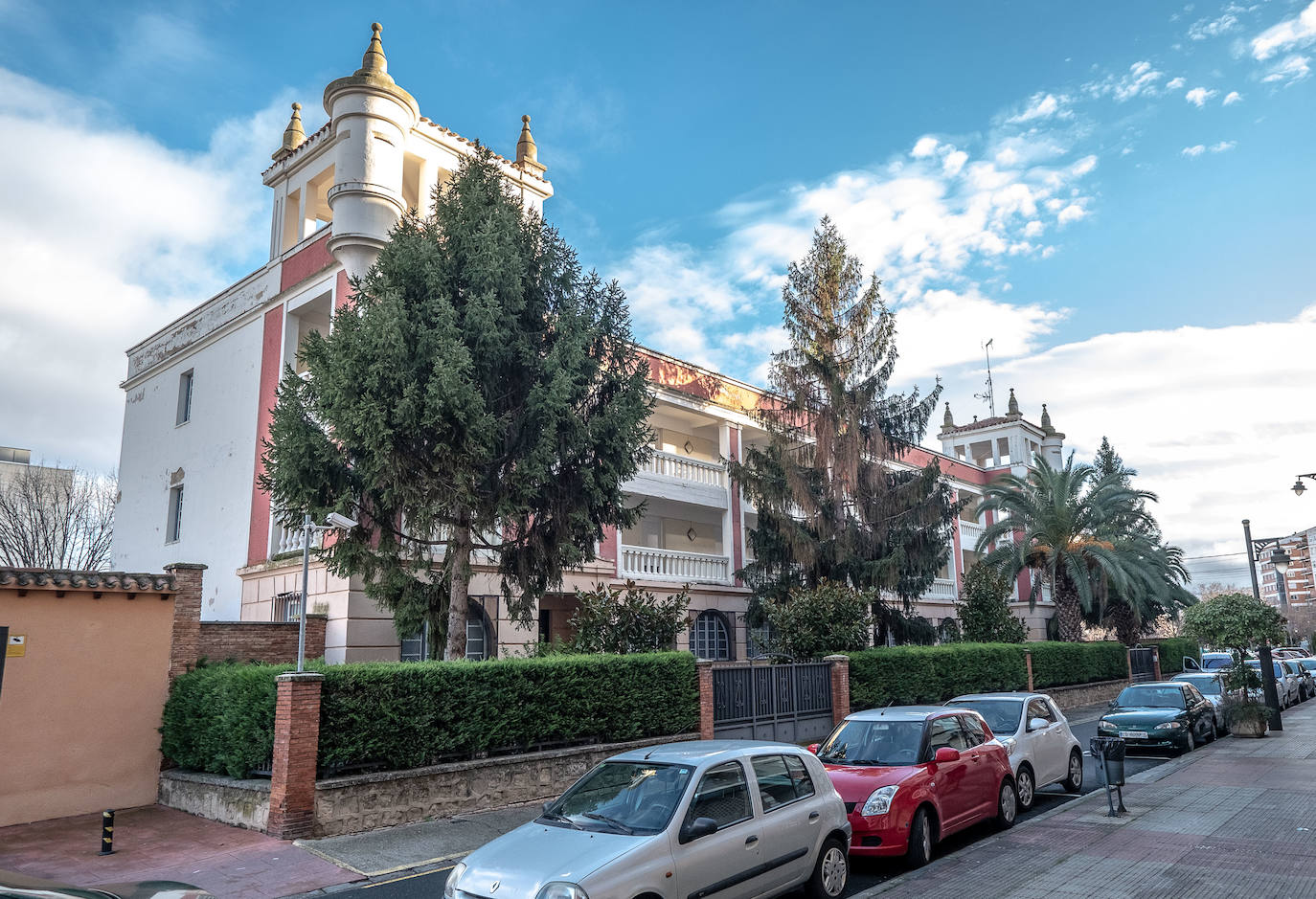 Fotos: El singular edificio de la residencia militar pervive sin estruendo en el centro de Logroño