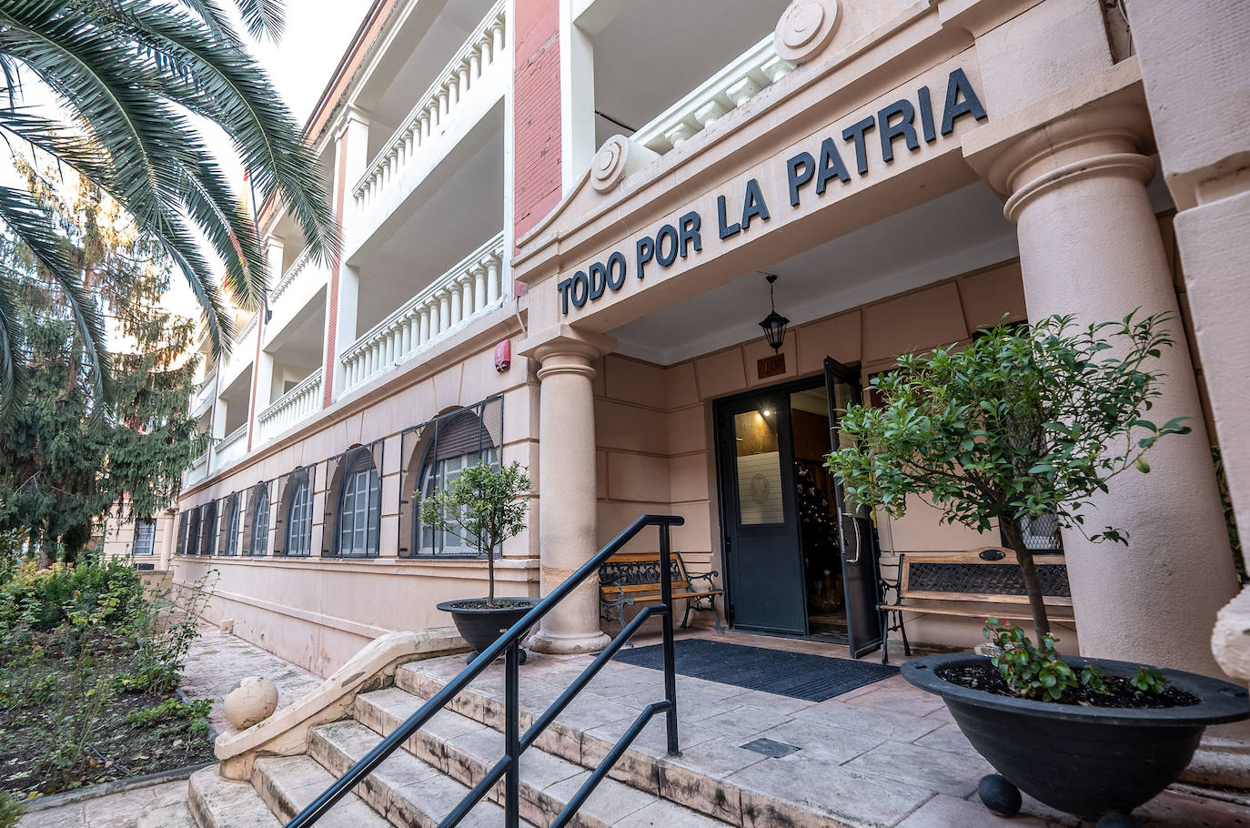 Fotos: El singular edificio de la residencia militar pervive sin estruendo en el centro de Logroño