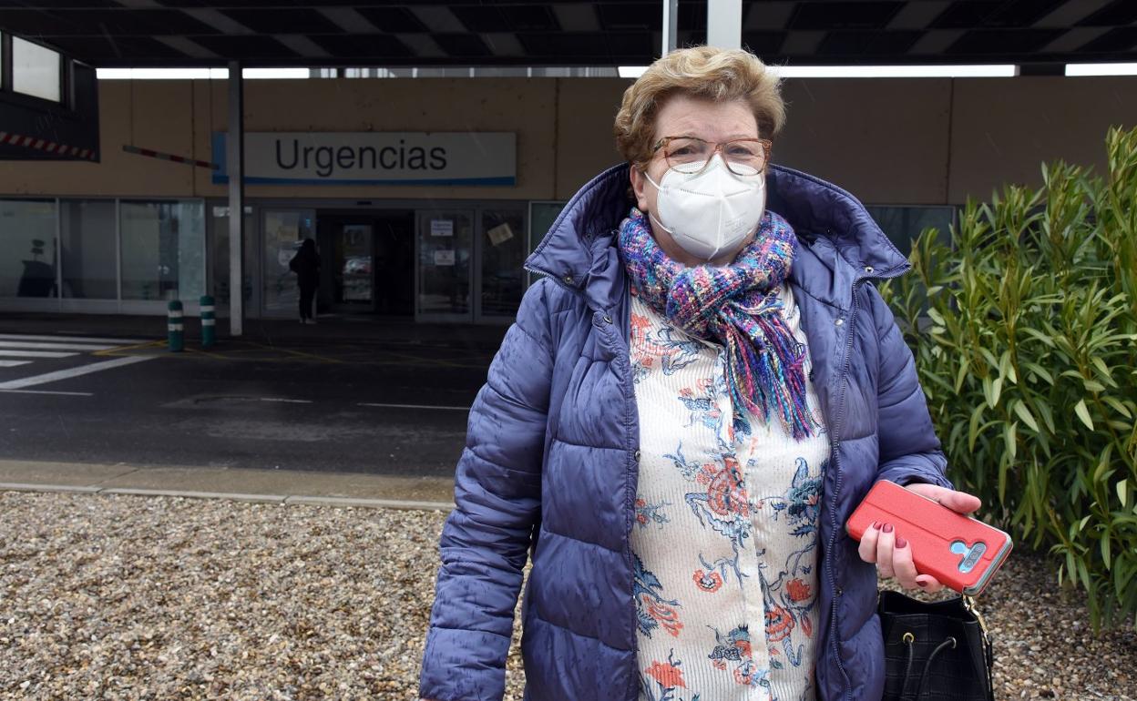 Naveira posa para Diario LA RIOJA frente a Urgencias. 