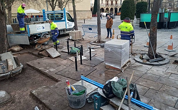 El Ayuntamiento de Logroño acomete el «repaso general» del pavimento de la plaza del Mercado