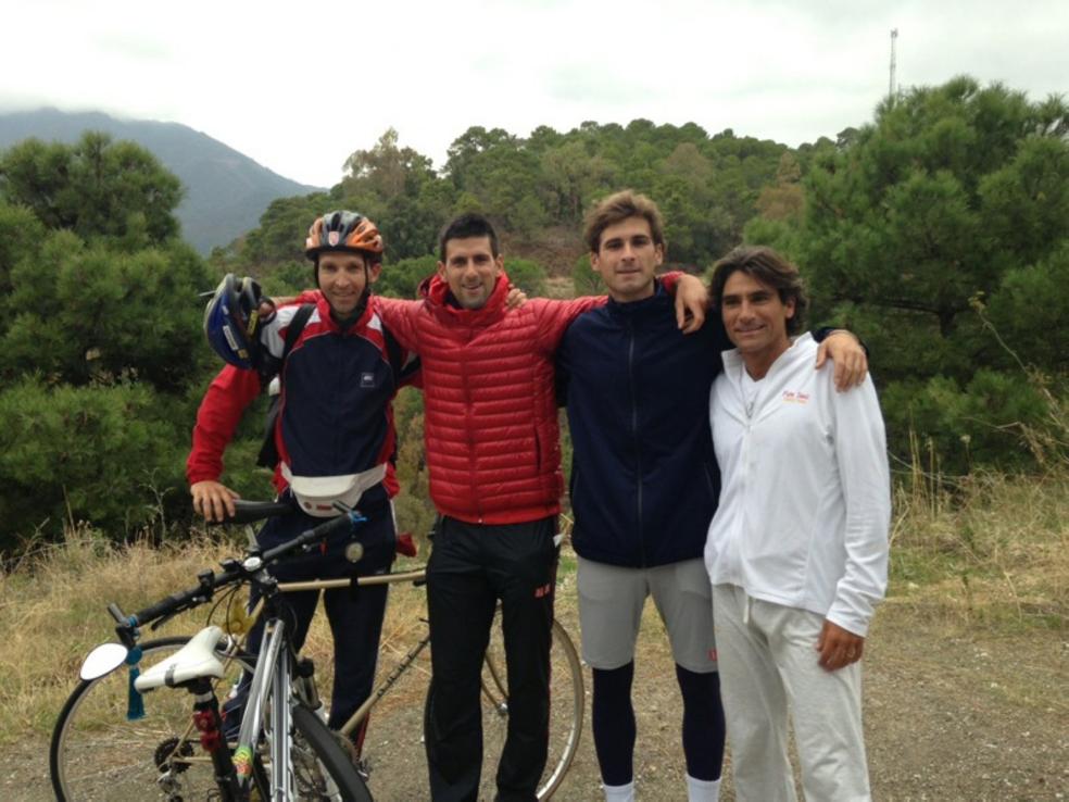 Pepe Ímaz, a la derecha de la imagen, junto a Marco y Novak Djokovic y un amigo. 