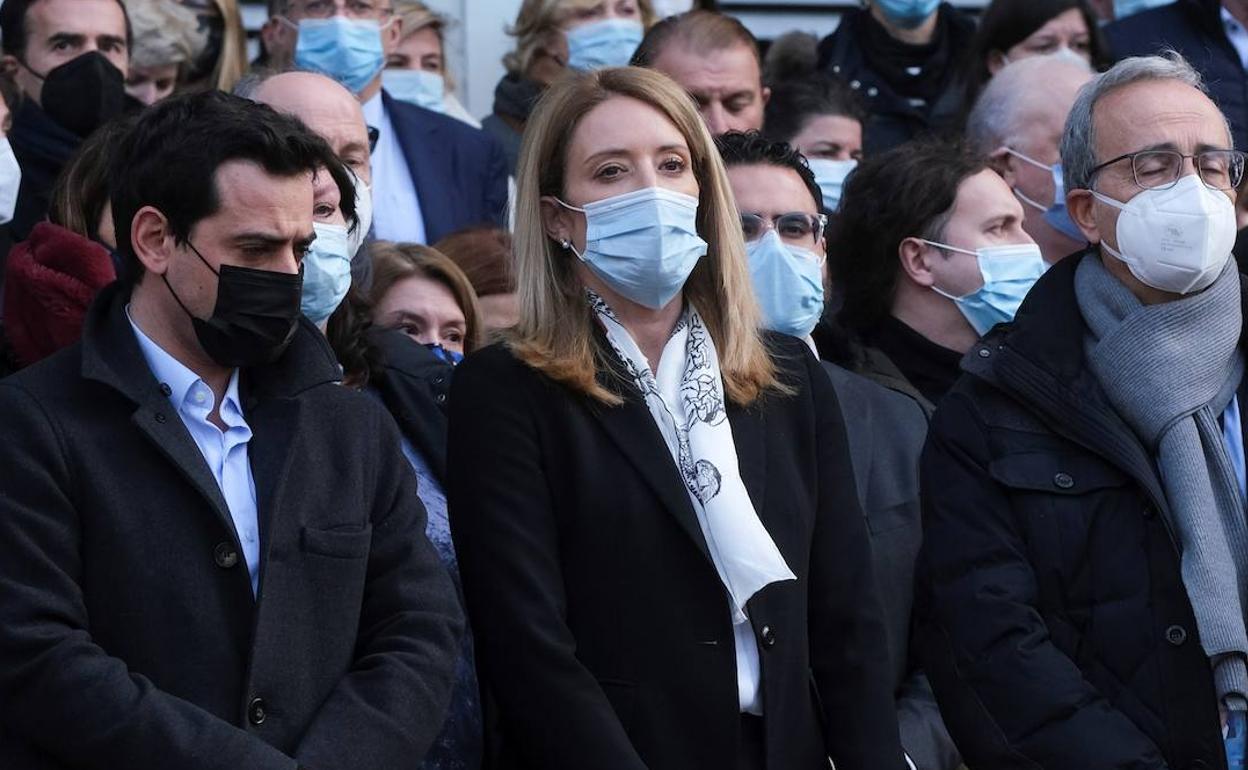 Roberta Metsola, en el centro, rodeada de miembros del Parlamento Europeo durante el minuto de silencio por David Sassoli.