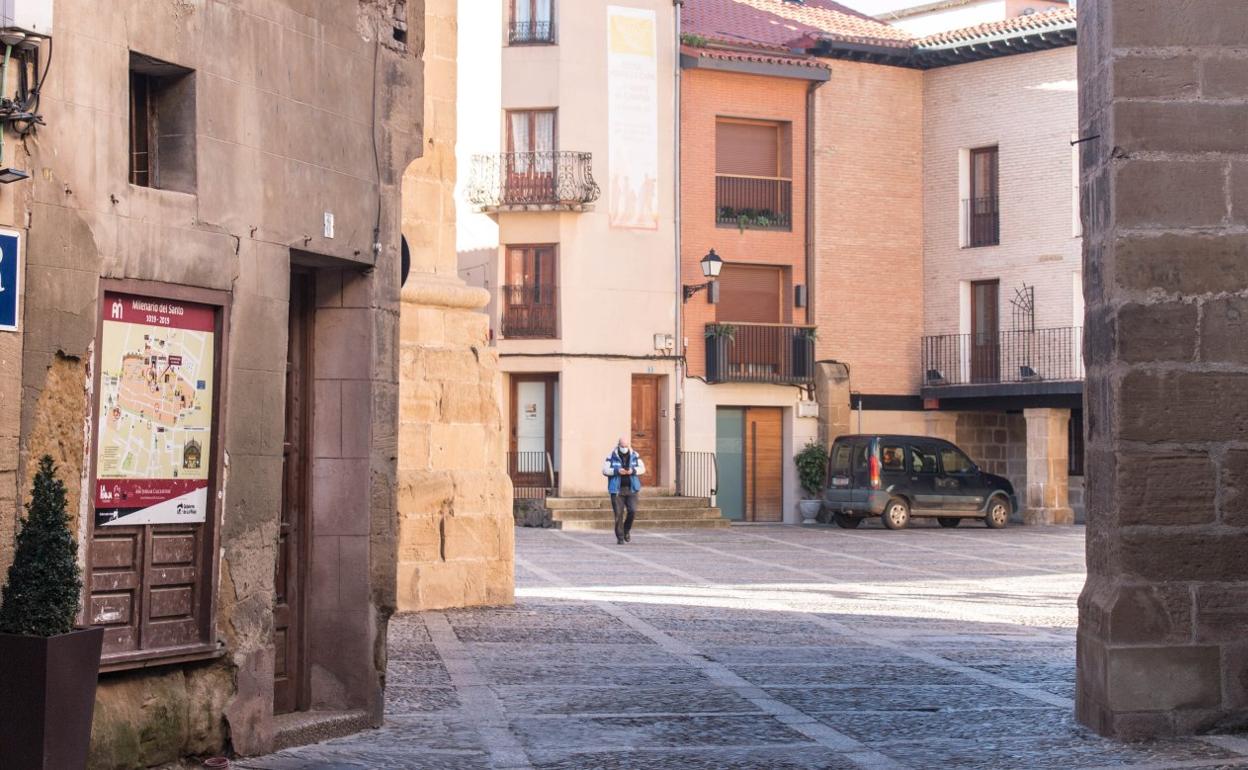 A la izquierda de la imagen, con un plano de la ciudad en uno de sus ventanales, el edificio objeto del procedimiento de ruina. 