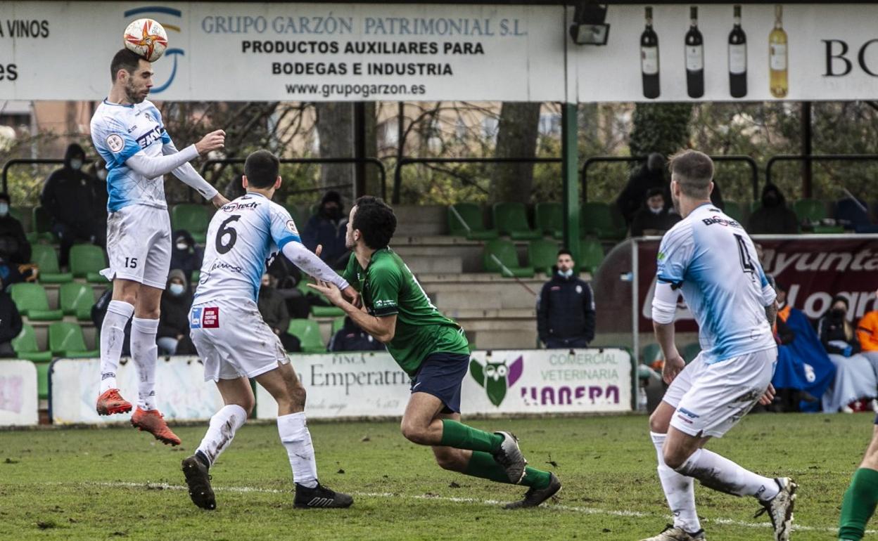 El jugador del Arnedo Maestresalas cabecea un balón en el partido contra el Berceo del pasado domingo. 