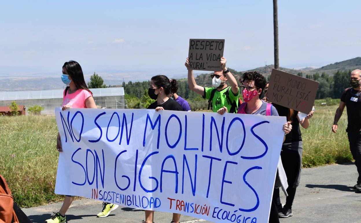 Manifestación de los vecincos de la zona contra la instalación de los parques eólicos.