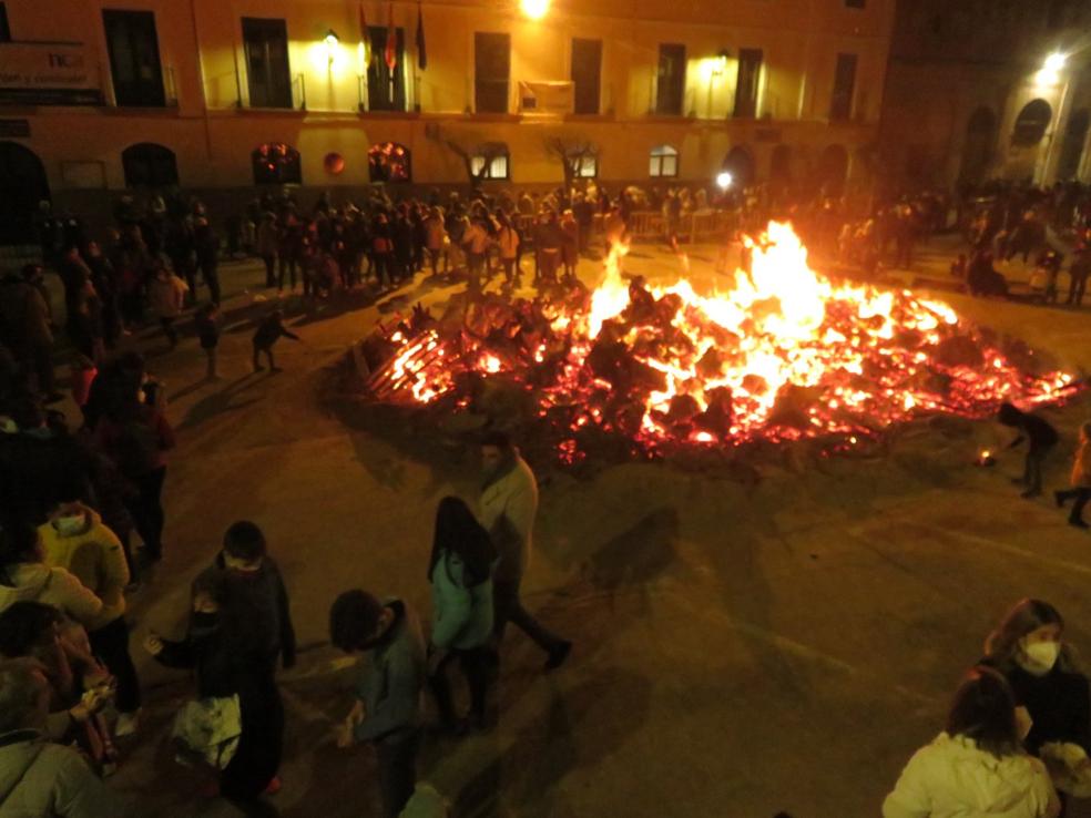 Cientos de alfareños disfrutaron de la hoguera municipal, con degustación solidaria incluida. 