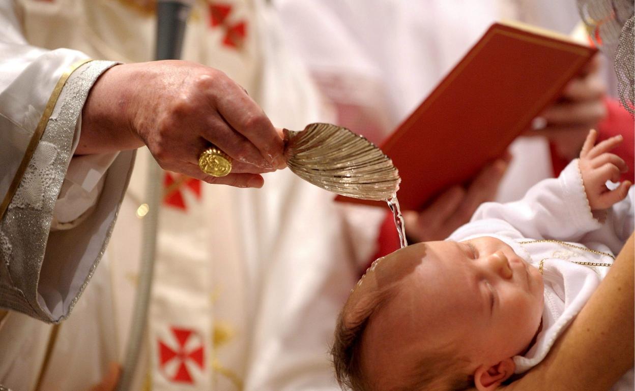 El papa oficia un bautismo en el Vaticano. 