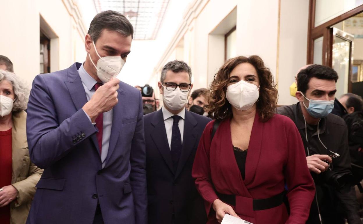 El presidente Pedro Sánchez, junto a la ministra de Hacienda, María Jesús Montero.