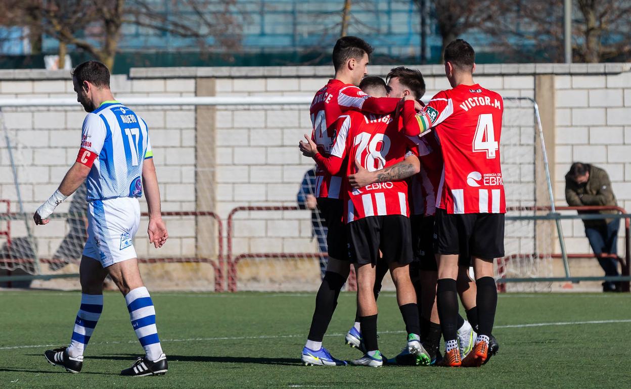 Los jugadores de la UD Logroñés B celebran uno de sus goles. 