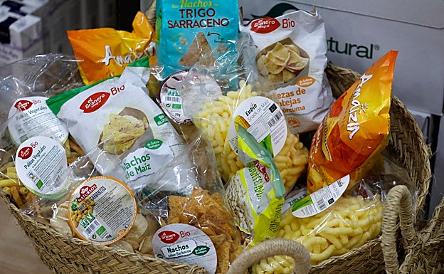 Cesta con productos ecológicos y biológicos de distintas marcas. 