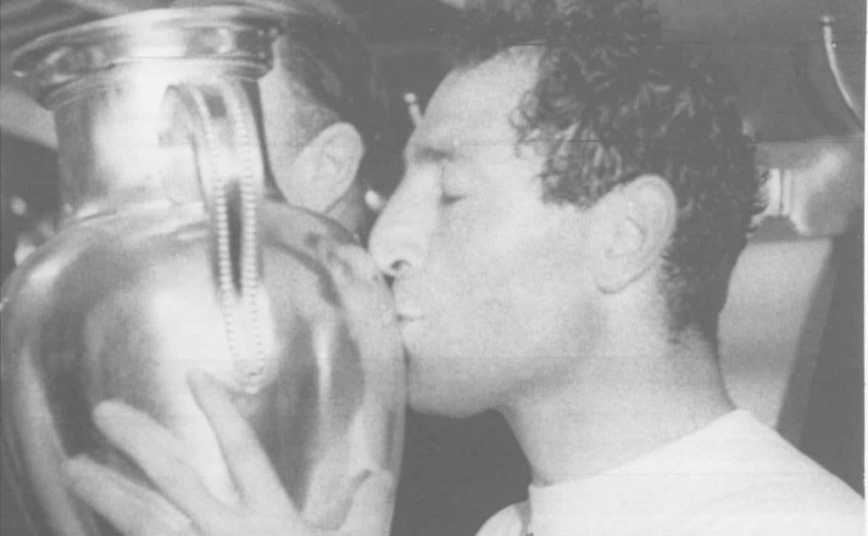 Paco Gento besa la Copa de Europa. 