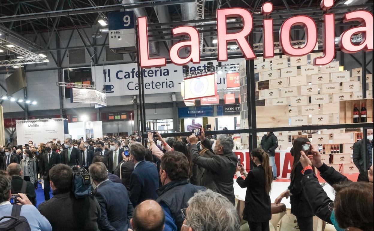 Don Felipe y doña Leticia pasan justo al stand de La Rioja, durante la visita que realizaron a Fitur ayer, día de inauguración de la feria de este año. 