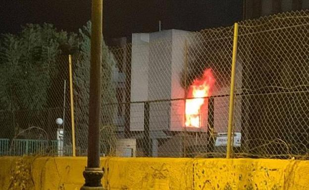 Una gran llamarada sale por una ventana de la residencia. 