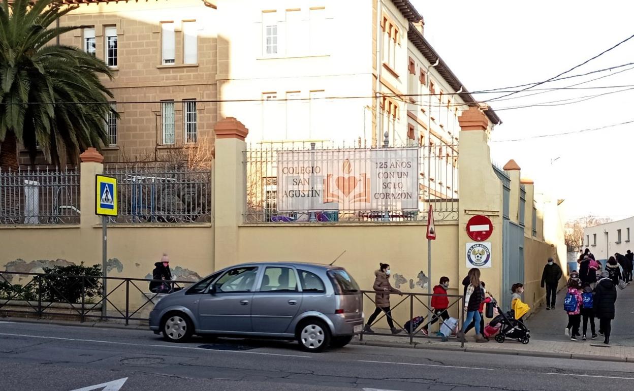 Escolares del colegio Agustinos entrando ayer miércoles al centro educativo a primera hora de la mañana. 