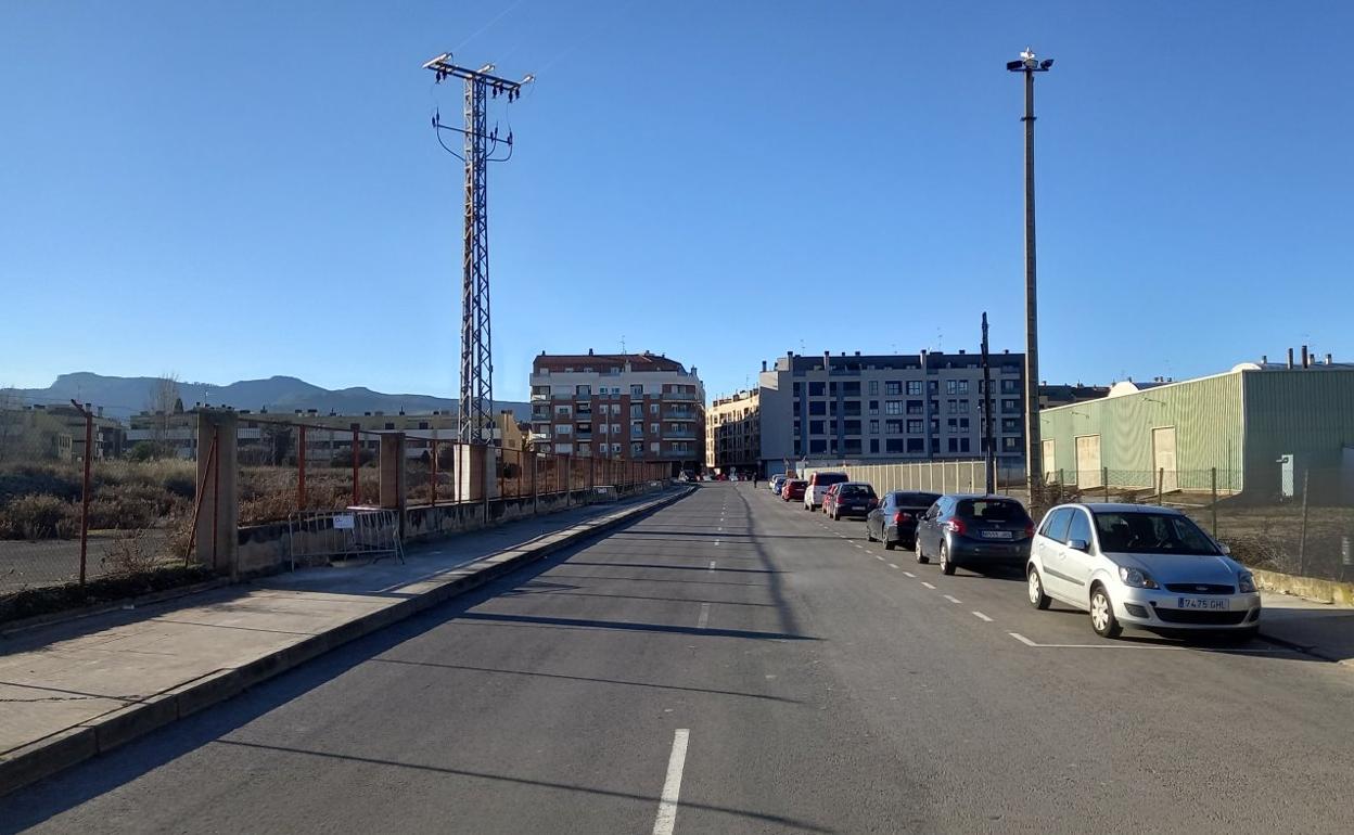 El camino de Villamediana, con Lardero al fondo. 