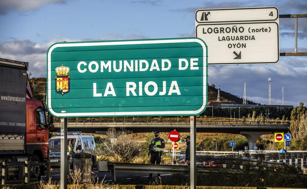 Control en la primera jornada del confinamiento perimetral en La Rioja el pasado mes de octubre. 