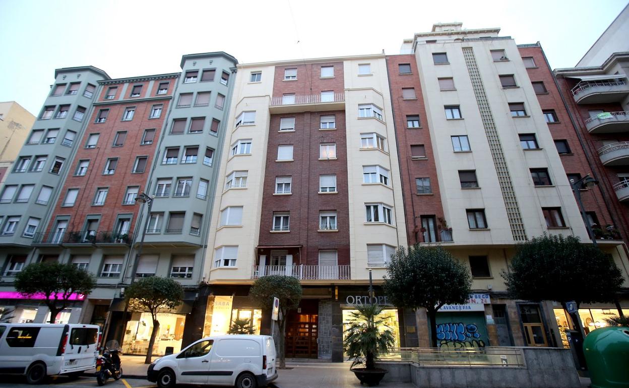 Edificio de la calle Solidaridad 26, cuyos vecinos han ganado el juicio por las molestias que sufrían. 