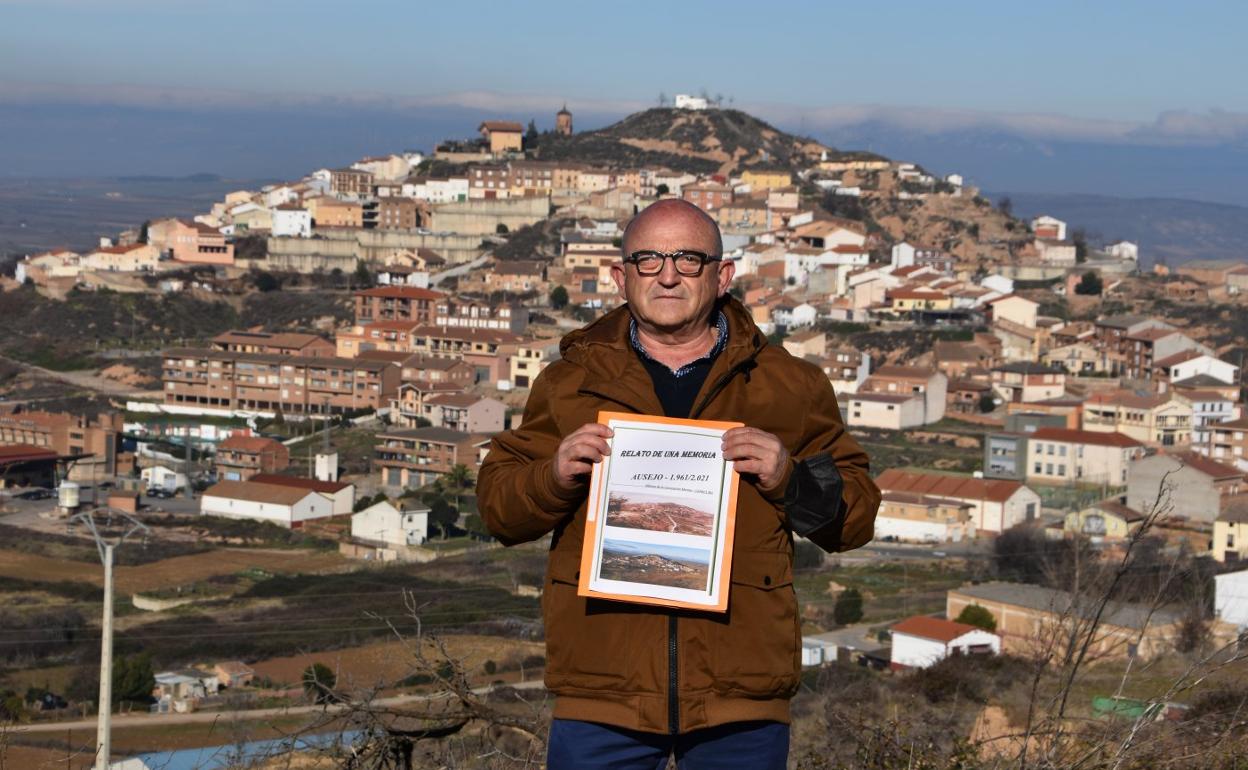 Alfonso de la Concepción Merino con la portada de la publicación y, al fondo, Ausejo. 