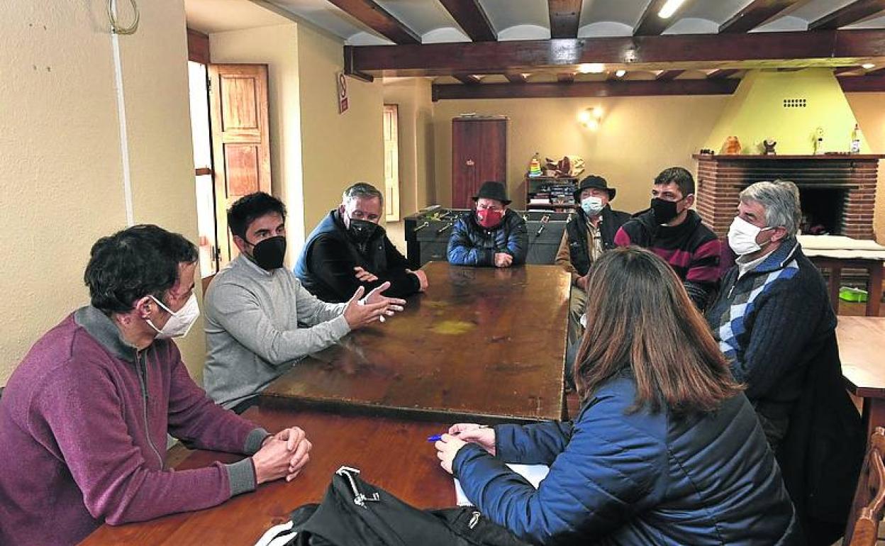 Reunión entre el consejero y representantes de los municipios. 