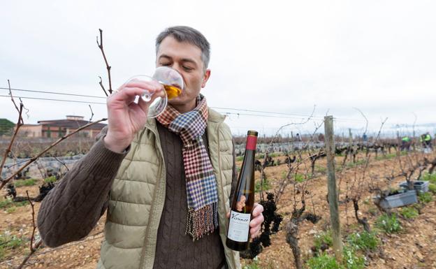 Rafael Vivanco con una copa del dorado vino dulce. 