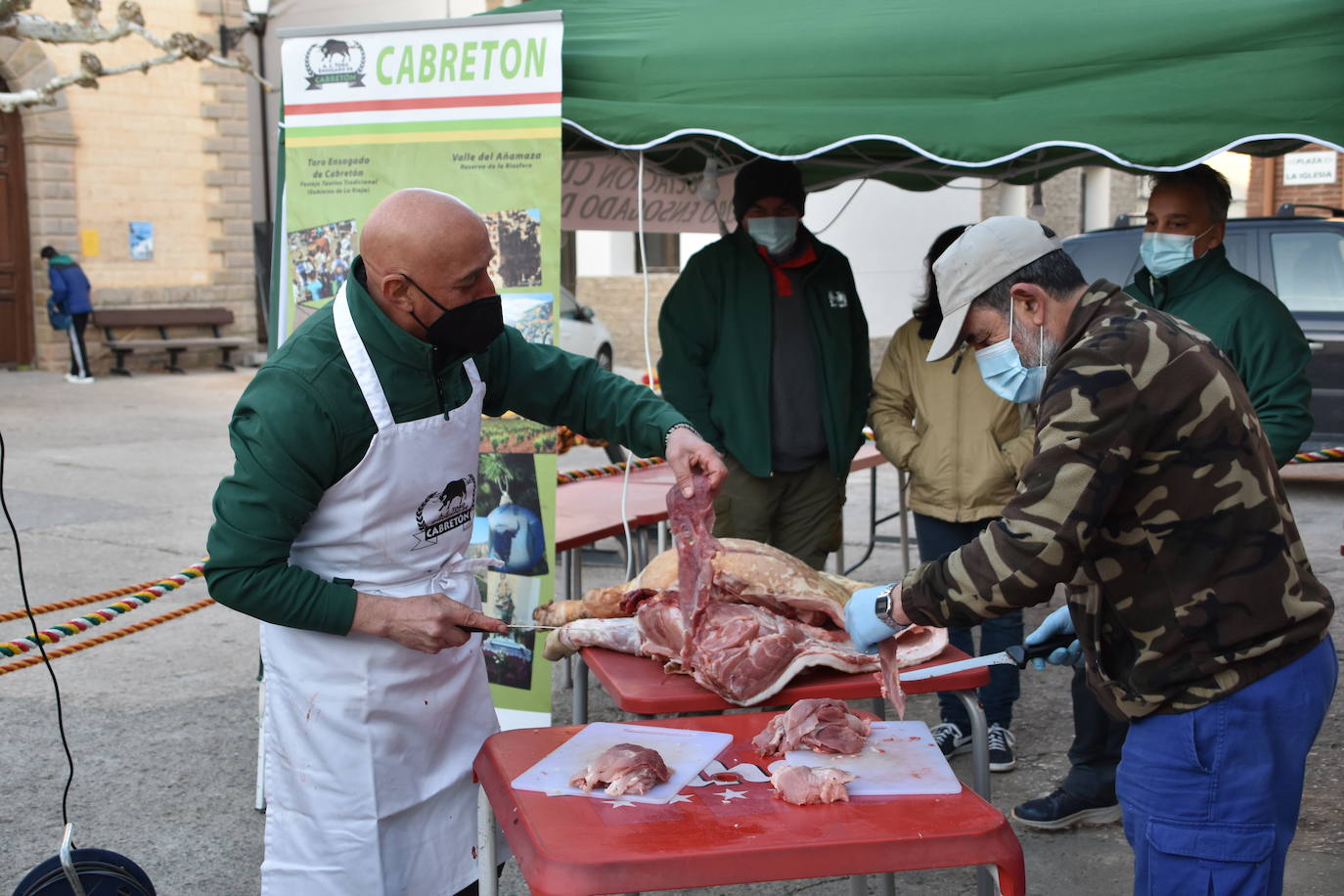 La Asociación Cultural Toro Ensogado de Cabretón organizó una jornada para recordar la tradición de la matanza