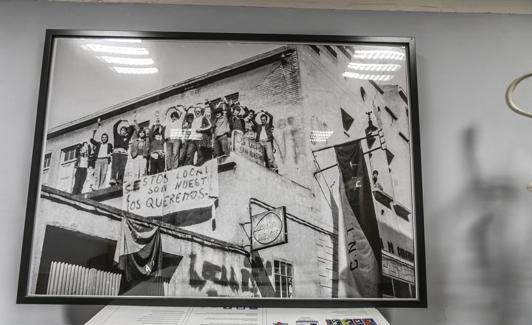 Foto de la protesta de los cenetistas en 1978 que cuelga hoy en la sede. 