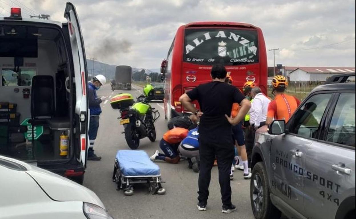 Bernal es atendido en el mismo lugar del accidente.