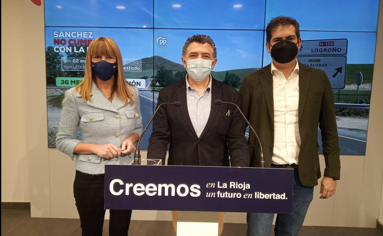 González, Cuevas y Mena, este lunes en la sede del PP. 