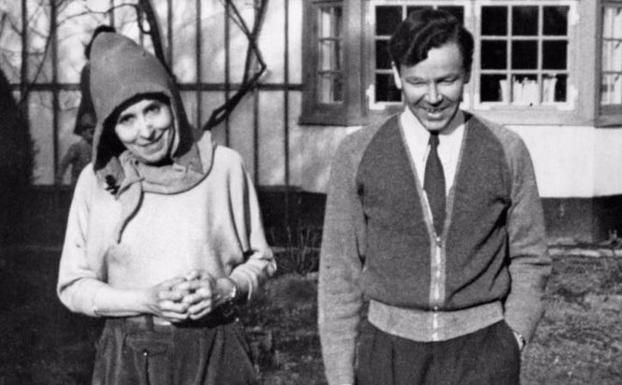 Karen Blixen y Thorkild Bjørnvig en la casa familiar de Rungstedlund.