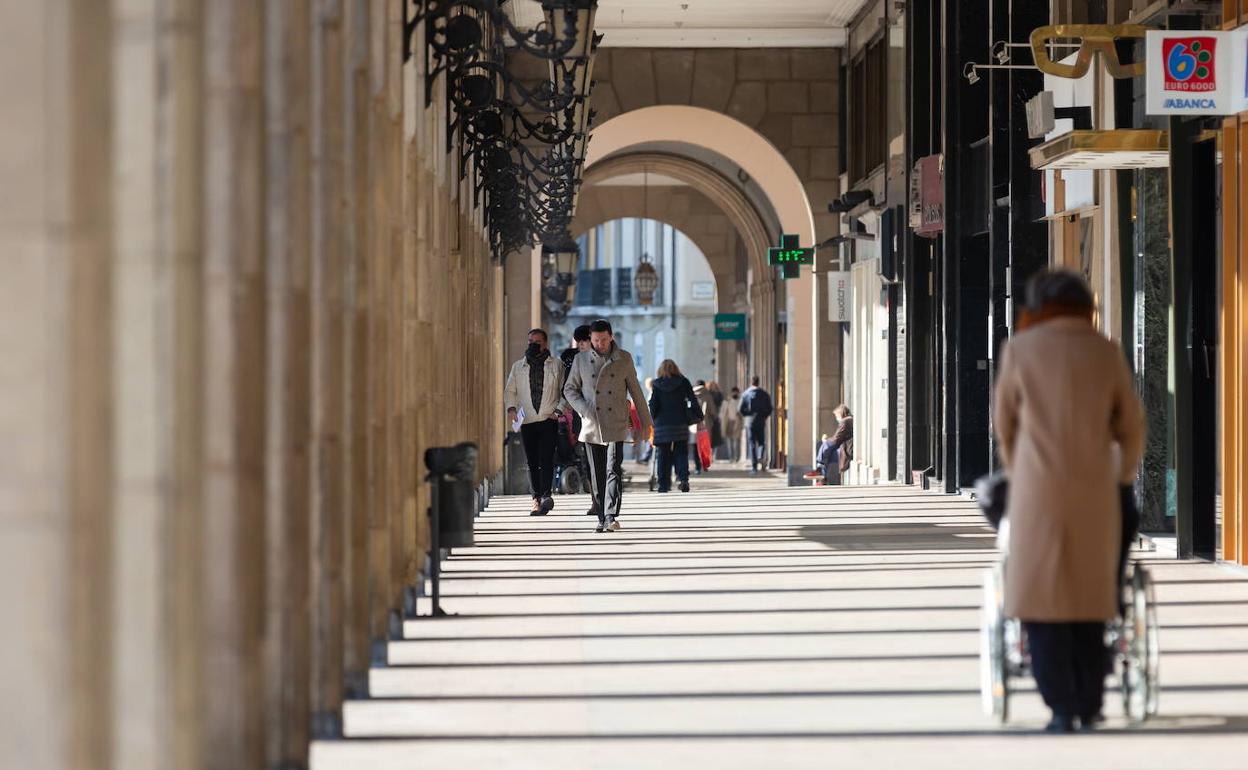 Varios peatones, en una céntrica calle de Logroño. 