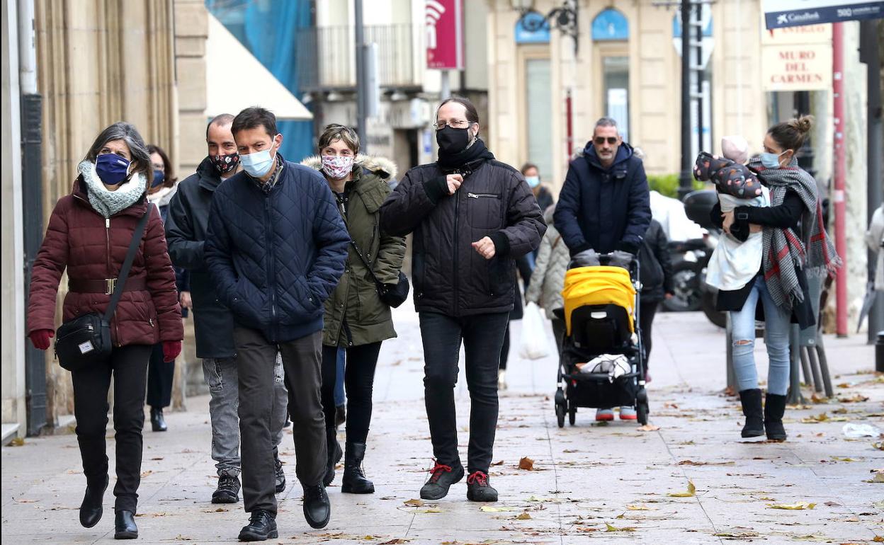 Varios peatones, en una calle de Logroño