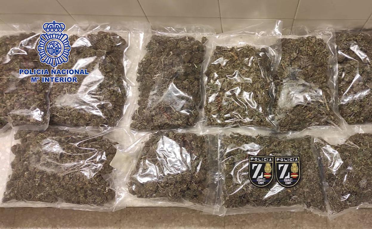 Un agente en prácticas facilita la captura de dos traficantes de droga