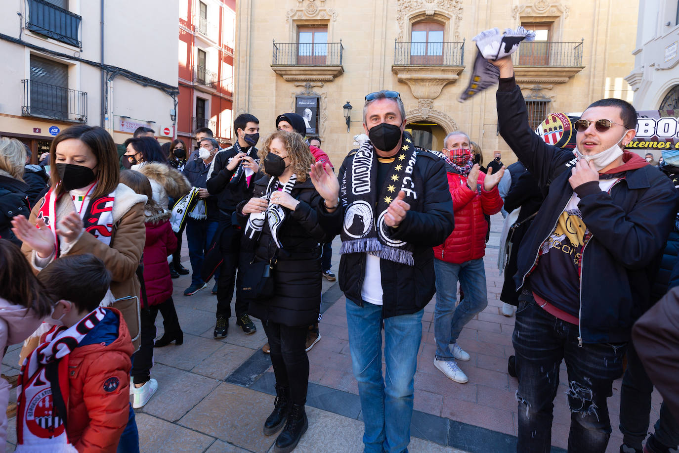 Fotos: La afición de la Sociedad Deportiva, de previa en La Laurel