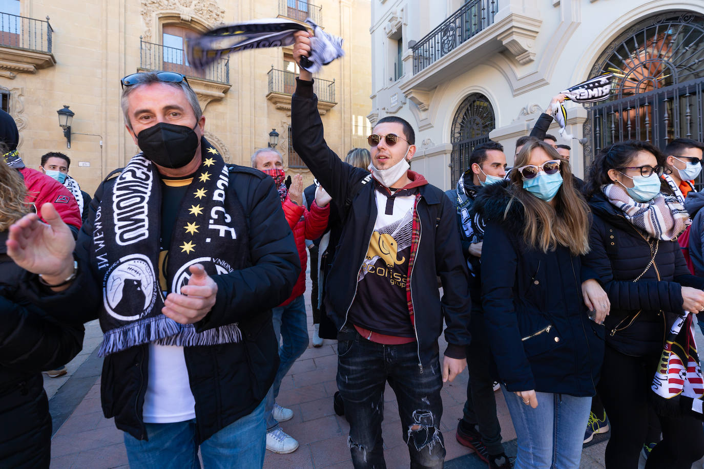 Fotos: La afición de la Sociedad Deportiva, de previa en La Laurel