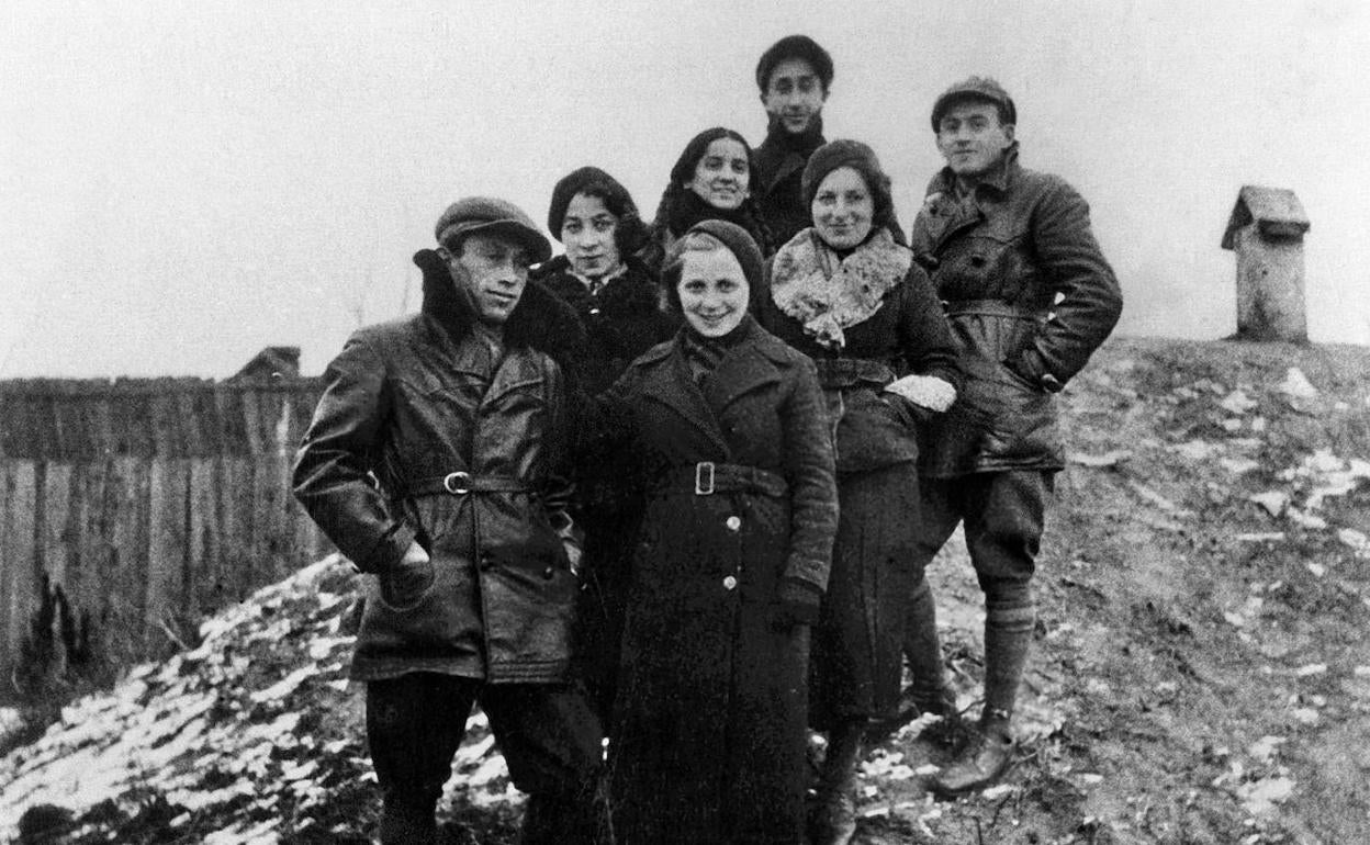 Camaradas de la comuna de entrenamiento de pioneros en Bialystok, con algunas de las guerrilleras polacas. 