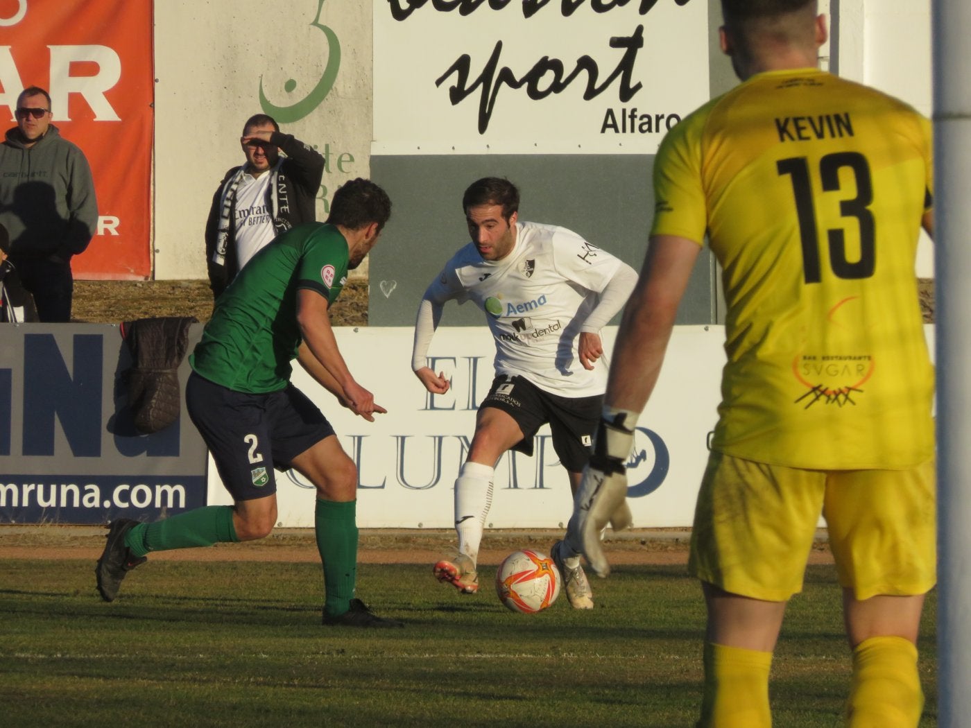 El alfareño Mario León encara a por la banda izquierda Lapena para buscar la puerta de Kevin. 