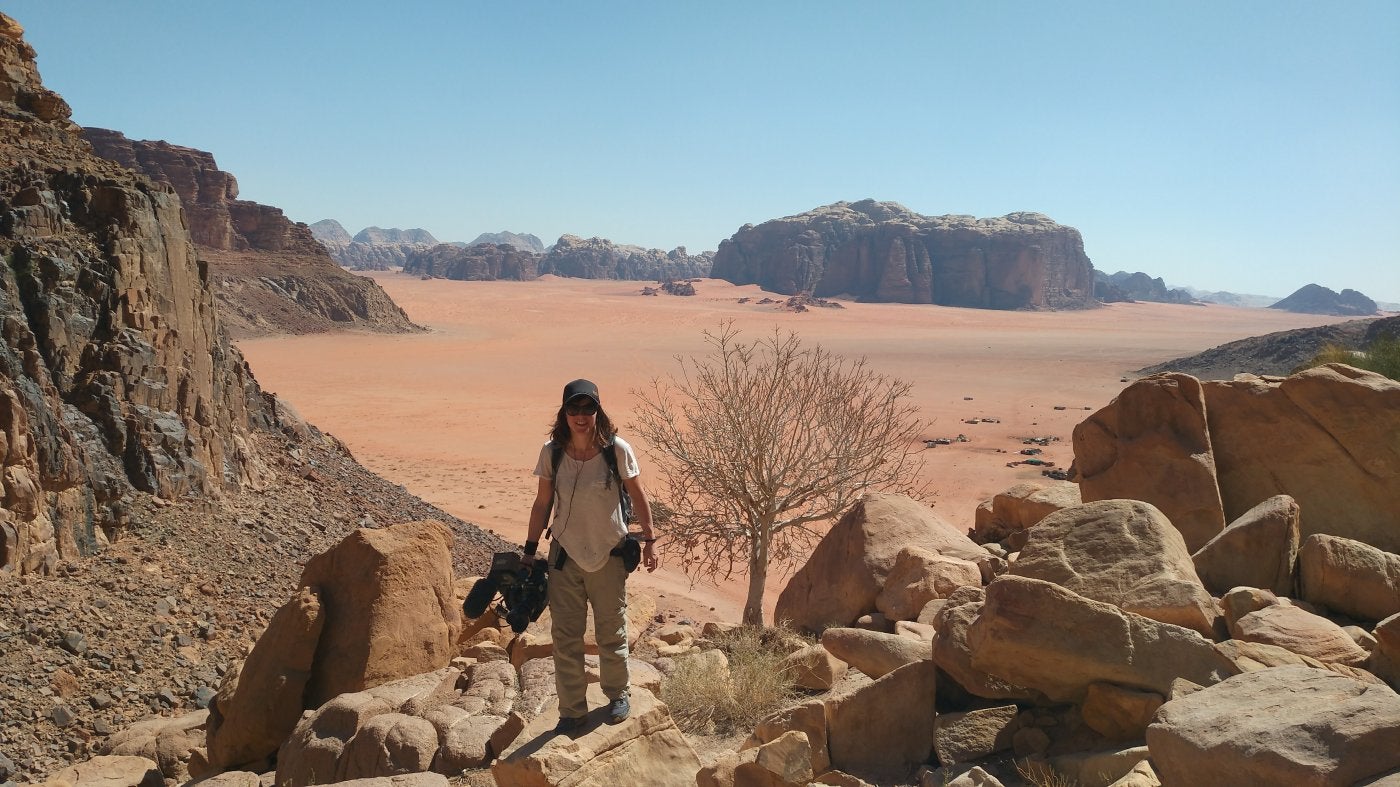 Paula Gutiérrez, trabajando cámara al hombro, en uno de sus viajes extremos. 