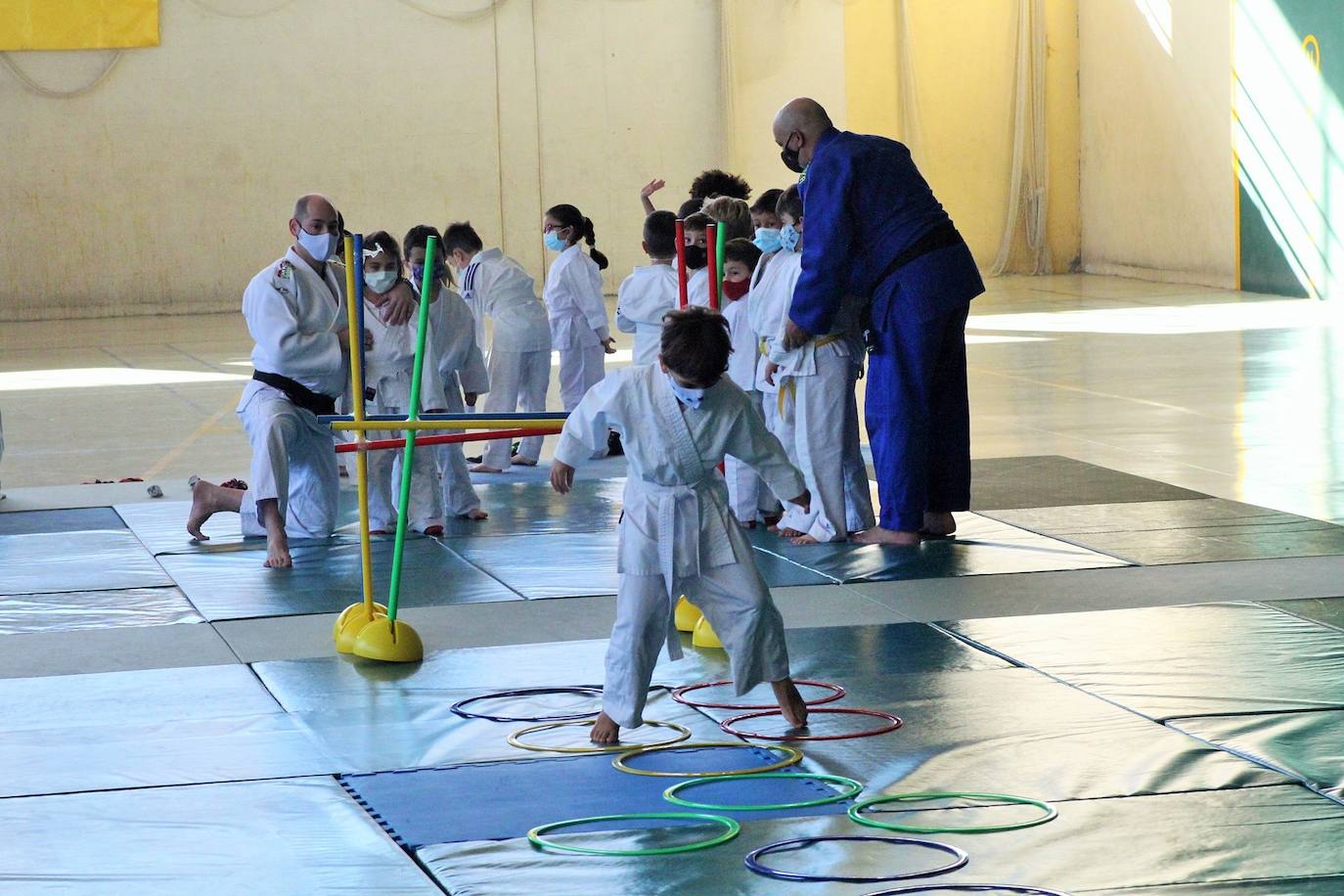 Fotos: Exhibición solidaria de judo en Lardero