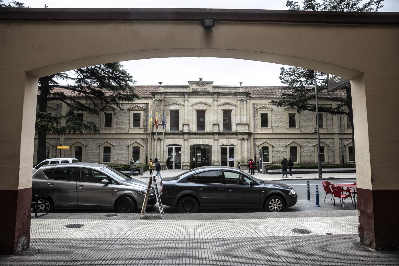 Medios de comunicación en la puerta del Palacio de Justicia de La Rioja. 