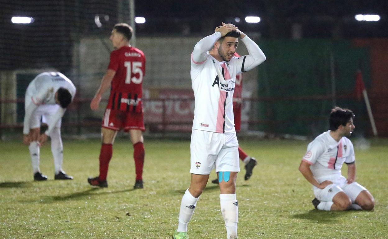 Imanol se lleva las manos a la cabeza tras el empate con el Arenas. 