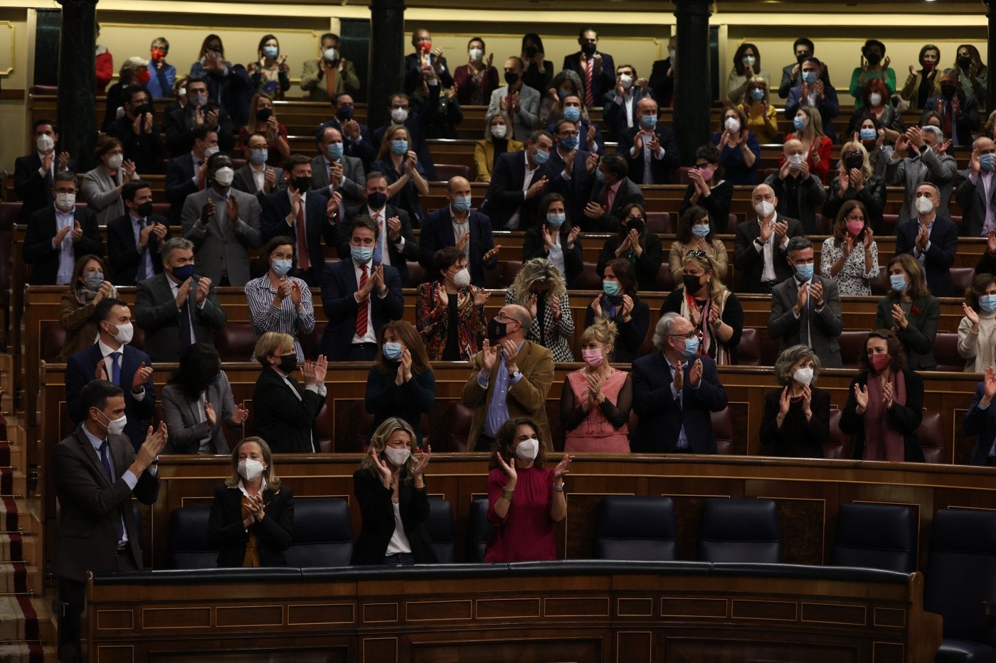 La bancada socialista celebra el resultado de la extraña votación del jueves. 