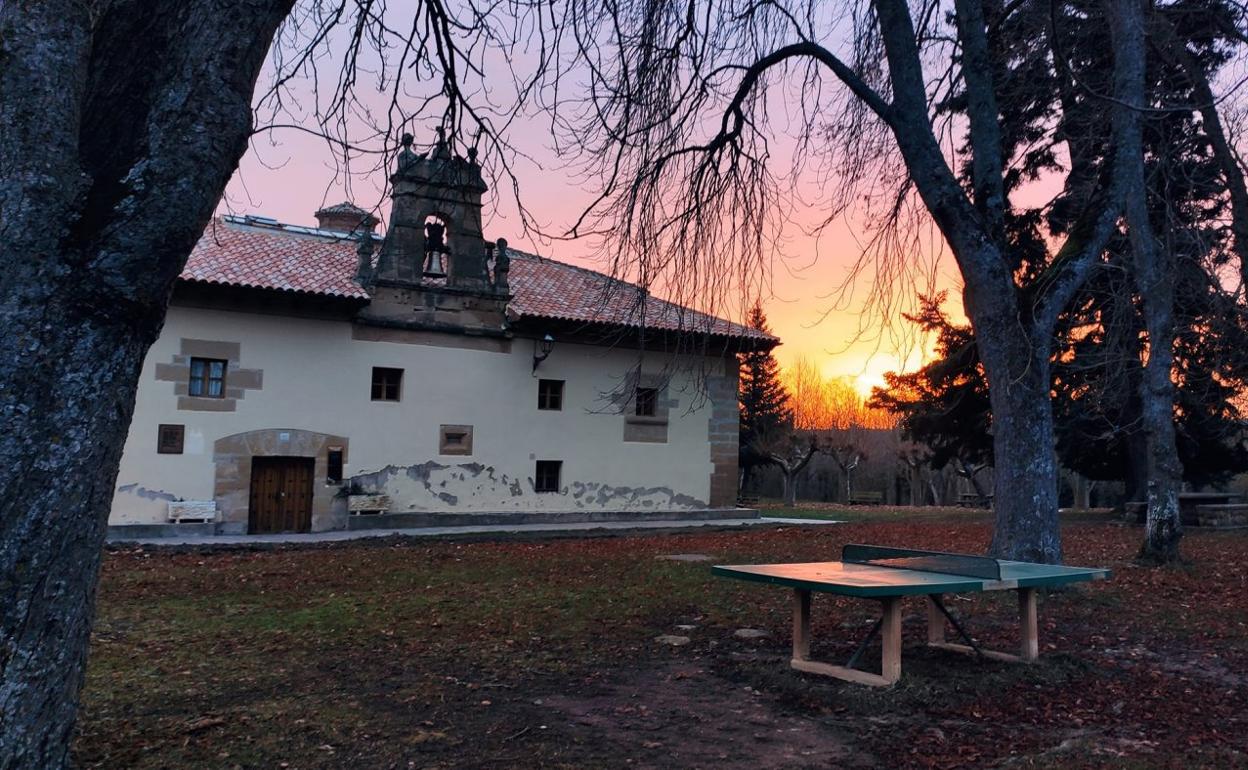 Amanecer en el albergue de la ermita de Carrasquedo, cuya explotación ha sido licitada. 