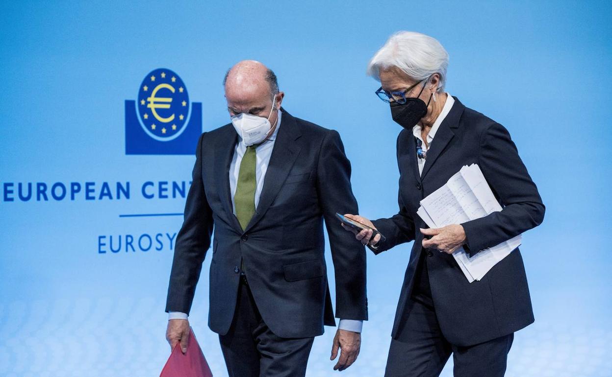 Christine Lagarde, presidenta del BCE, junto al vicepresidente Luis de Guindos. 