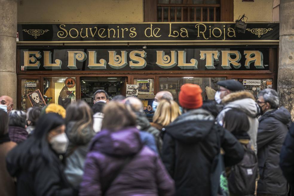 Participantes en el paseo de ayer detenidos ante el rótulo pintado y tan característico de Portales perteneciente a la tienda de souvenirs 'El Plus Ultra
